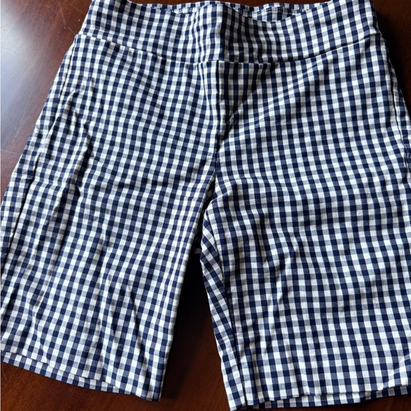 J.McLaughlin Navy/white shorts . EUC Size 8. 
15” waist 9” inseam. Back pockets - Picture 2 of 10